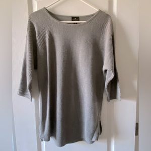 Adorable short sleeve sweater        Size:small Fit:medium.